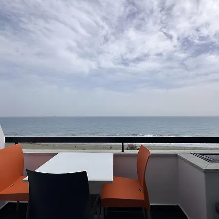 Lägenhet Vibrant Finikoudes Sea View 2 Bedroom Larnaca