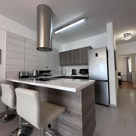 Vibrant Finikoudes Sea View 2 Bedroom Lägenhet *