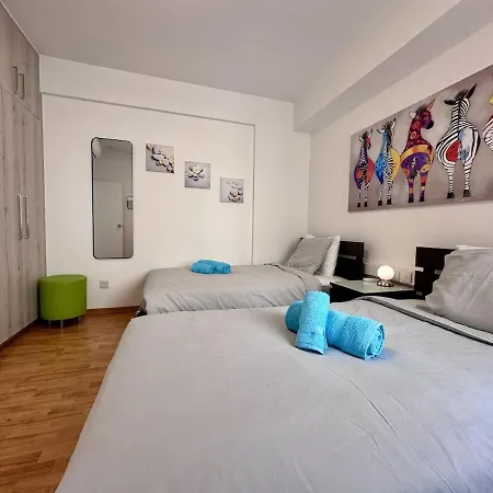 Lägenhet Vibrant Finikoudes Sea View 2 Bedroom Larnaca