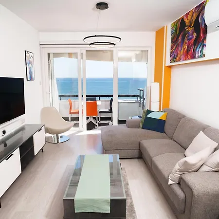 Daire Vibrant Finikoudes Sea View 2 Bedroom *