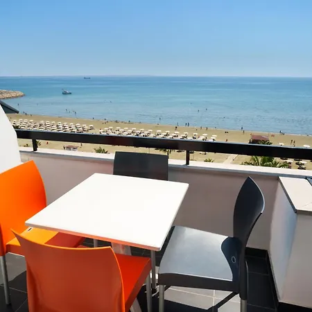 Vibrant Finikoudes Sea View 2 Bedroom Appartamento Larnaca