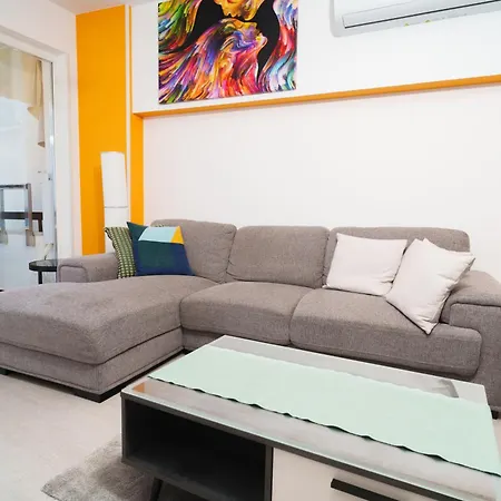 Vibrant Finikoudes Sea View 2 Bedroom Appartamento