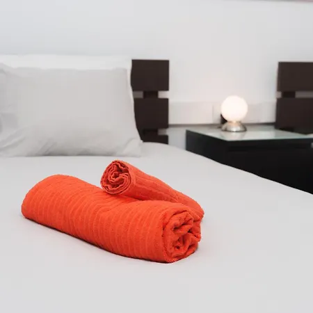 Vibrant Finikoudes Sea View 2 Bedroom Appartamento Larnaca
