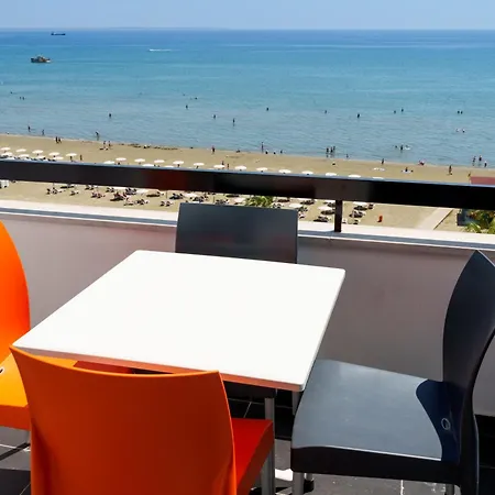 Vibrant Finikoudes Sea View 2 Bedroom Appartamento *