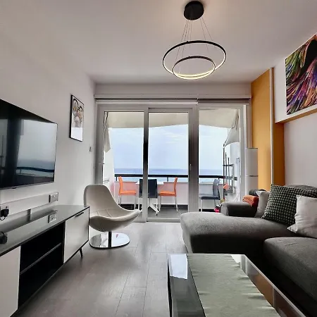 Vibrant Finikoudes Sea View 2 Bedroom لارنكا