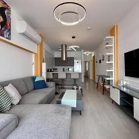 Vibrant Finikoudes Sea View 2 Bedroom لارنكا