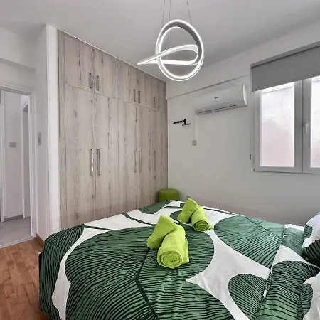Vibrant Finikoudes Sea View 2 Bedroom * لارنكا