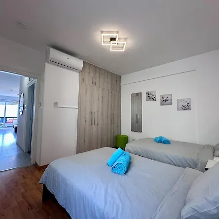 Vibrant Finikoudes Sea View 2 Bedroom لارنكا